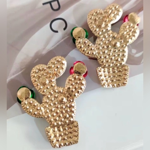 STUNNING Green Rhinestone
Cactus Earrings with 3D Flowers - Picture 5 of 6